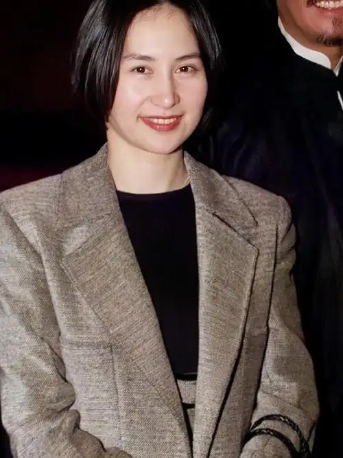 60岁何超琼的精致打扮:短发时尚,裙搭丝袜,更有气质