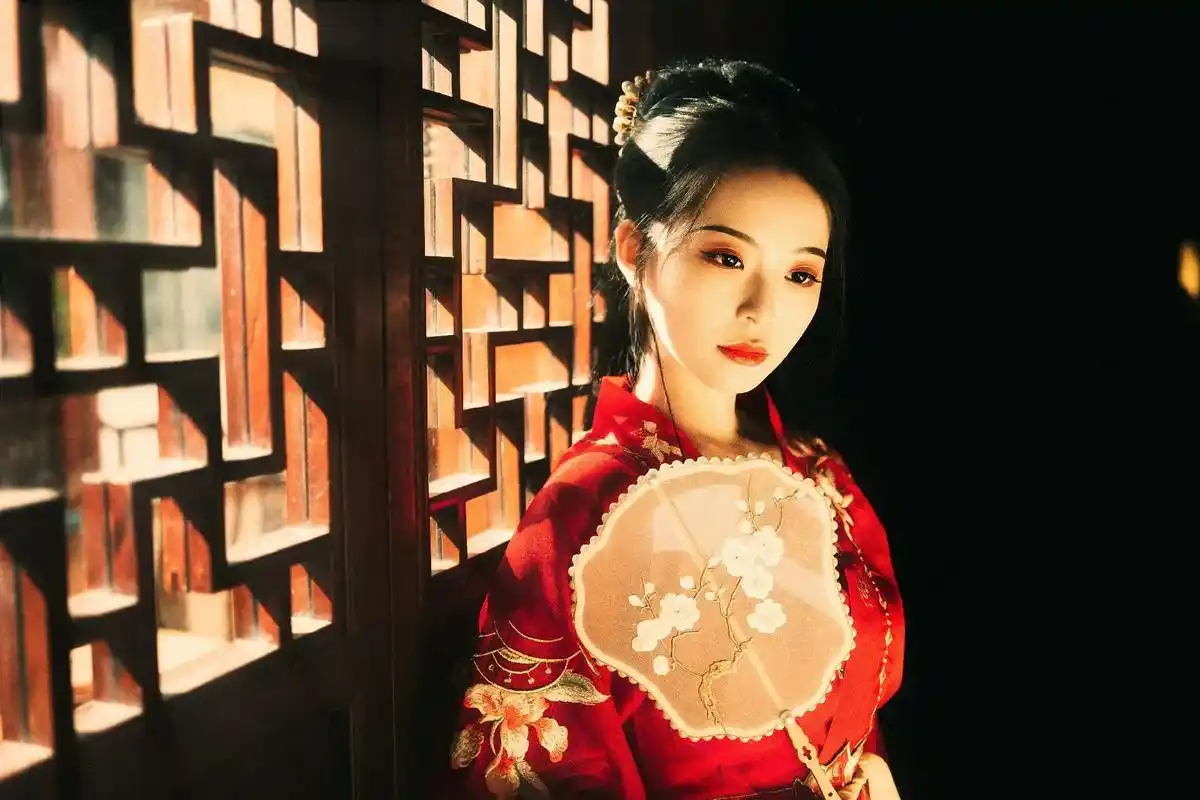 杭州西湖雪夜红衣汉服美女拍摄