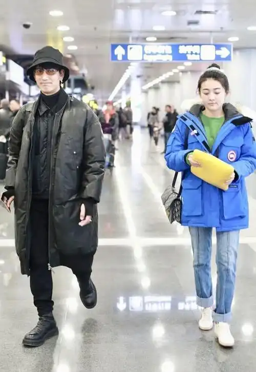 蒲巴甲与小9岁未婚妻罕同框,一前一后分开走,求婚两年未传喜讯