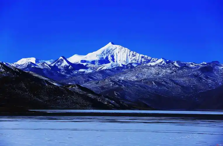 戴斌全《雪山与圣湖——西藏羊卓雍湖》