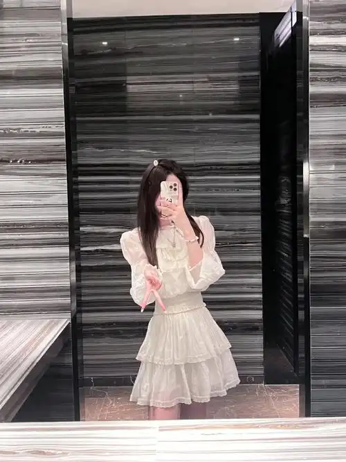 从前从前有一个遇到镜子就爱拍照的女孩