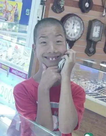 露两颗龅牙的男生_哈哈谷_快乐每一天!