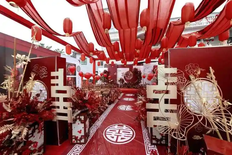 户外庭院喜庆红色中式婚礼