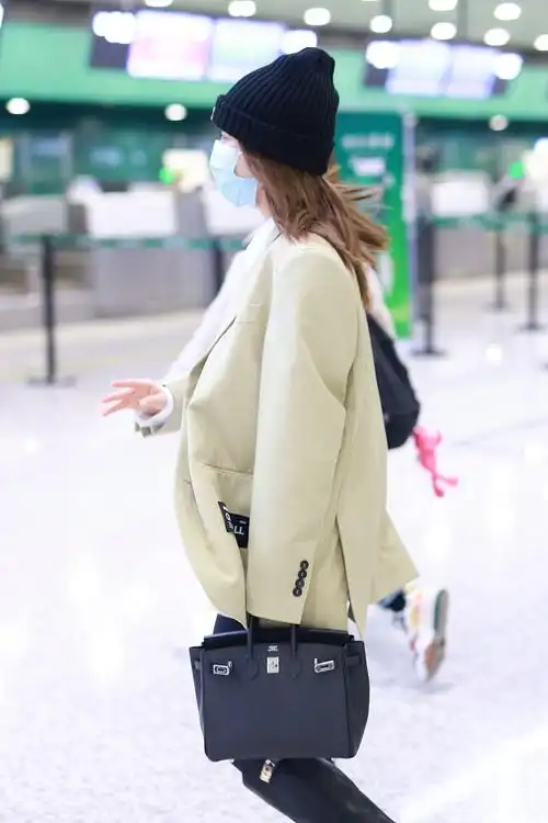 大全>明星>吴昕浅色西装针织帽飒美机场照图片> ( 1 / 4 ) 2020-11-17