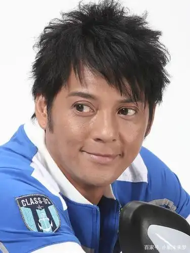 59岁莫少聪近照显沧桑,衣着仍然十分时髦,离婚两次单身带娃