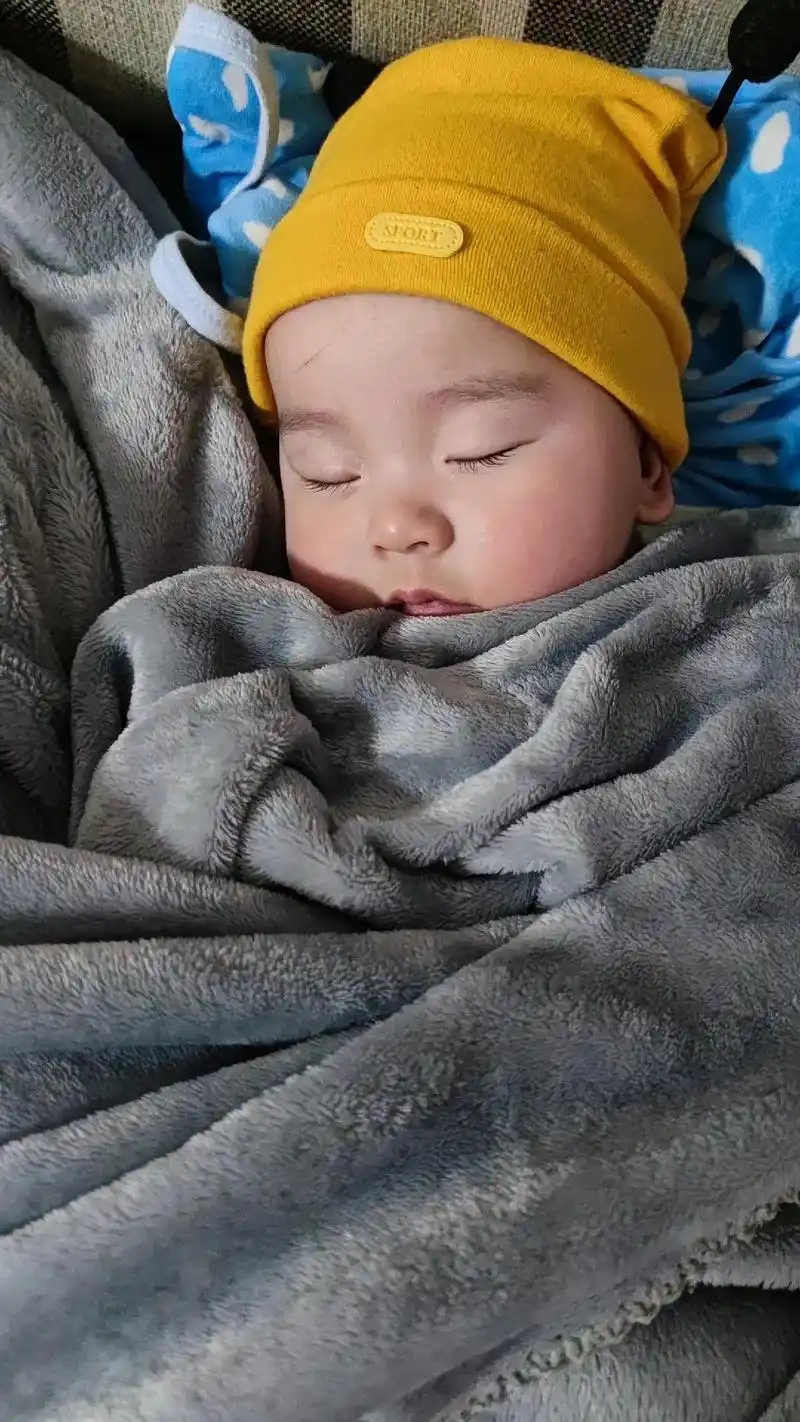 谁家小孩一天能睡20个小时!就是爱睡觉了,晚上六七点都要睡, - 抖音