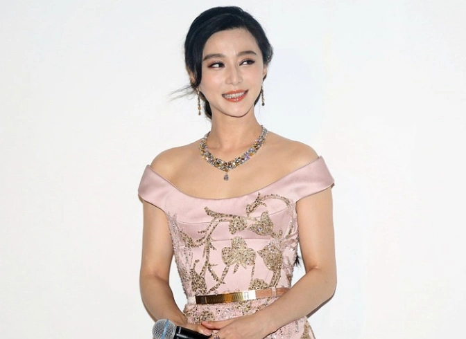 范冰冰一字肩淡粉长裙活动图片