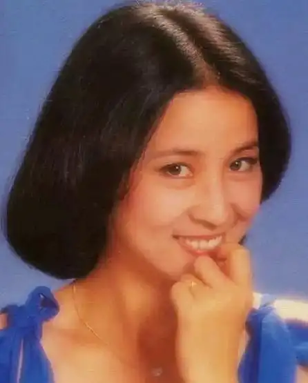 她曾和林青霞齐名,丈夫出轨生女,儿子吸毒入狱,坐拥2