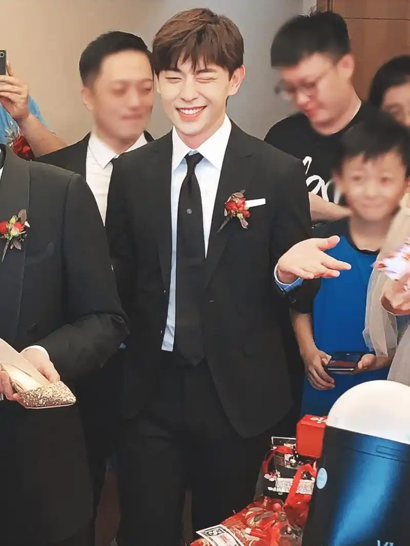 组图:副业营业!邓伦回石家庄再当伴郎 西装飒爽帅气走路带风