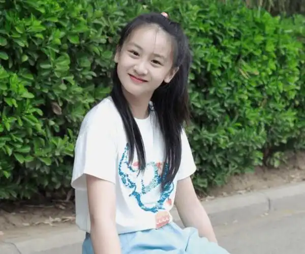 田亮晒女儿运动照片13岁的森碟成运动达人胳膊上肌肉线条明显