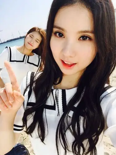 gfriend成员丁恩妃(银河,eunha,) 金素晶 (素媛,sowon)