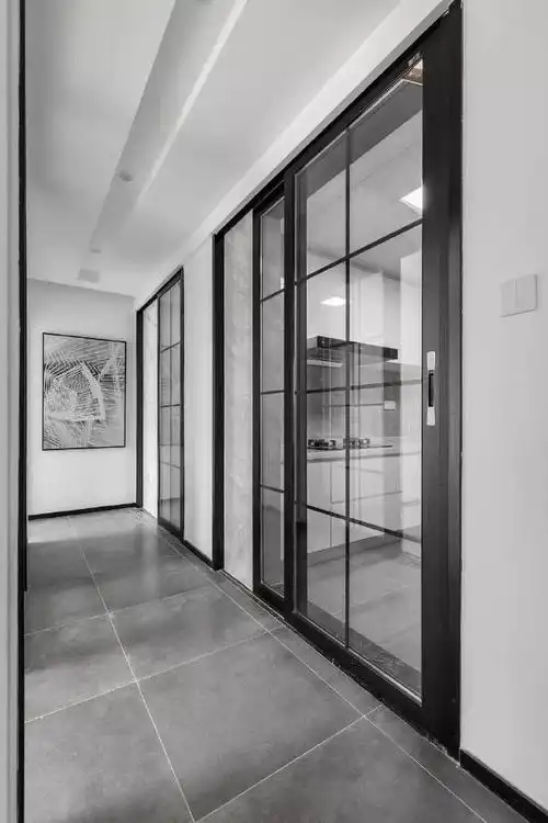 厨房用了黑白搭配,精致的推拉门设计.