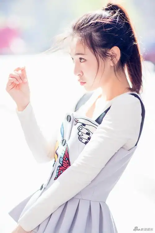 『吴倩街头甜美写真表情激萌青春-ー场sαη局