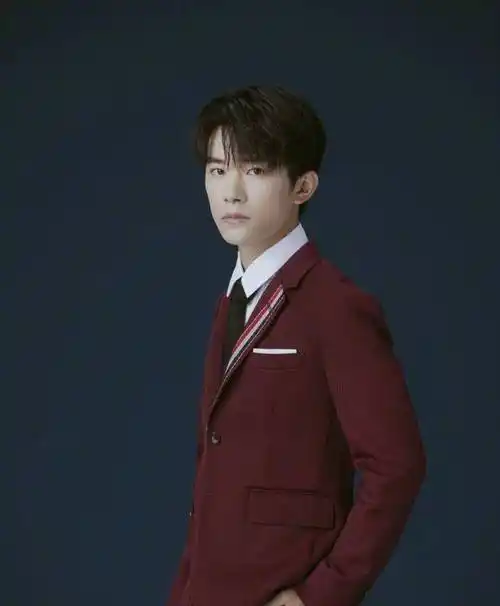 原创183cm肖战和176cm易烊千玺,同样搭配红西装,风格差距这么大?