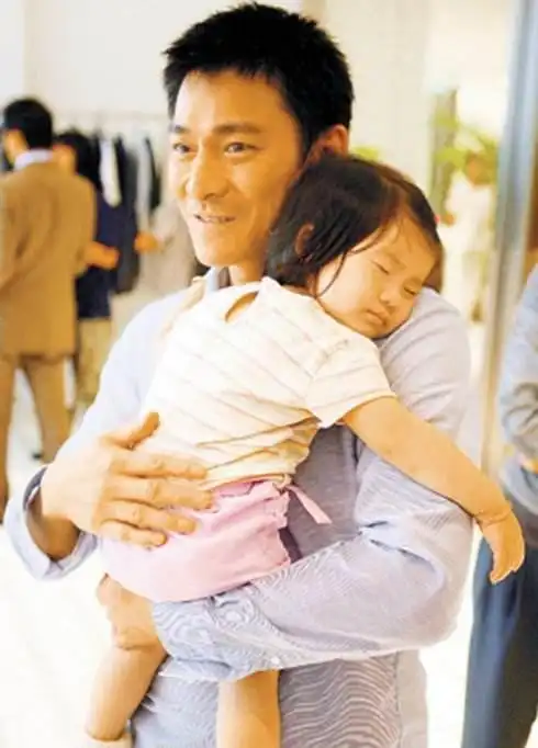 刘德华5岁女儿长相被曝光东南亚风显成熟俨然朱丽倩翻版