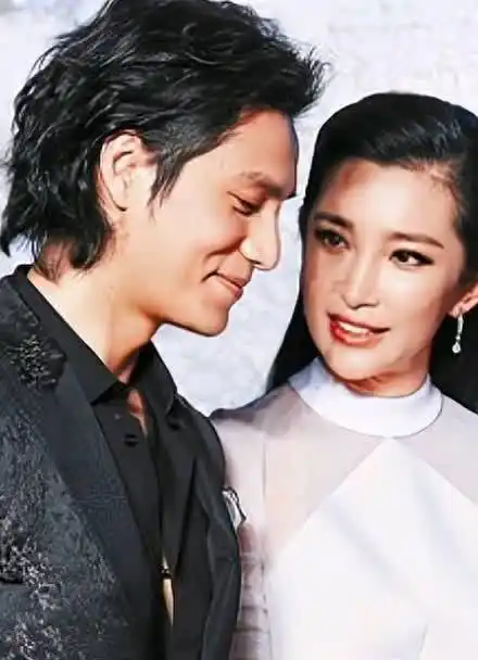 陈坤李冰冰活动现场亲密互动,甚至直接接吻,两人虽多次传出绯闻,却