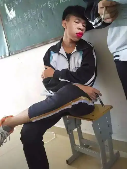 p图 | 求大神恶搞我同学,这货笑疯了