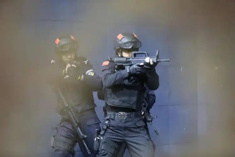 神勇蓝鲨训练有素在特警队员帅气形象的背后苦与累才是他们的工作常态