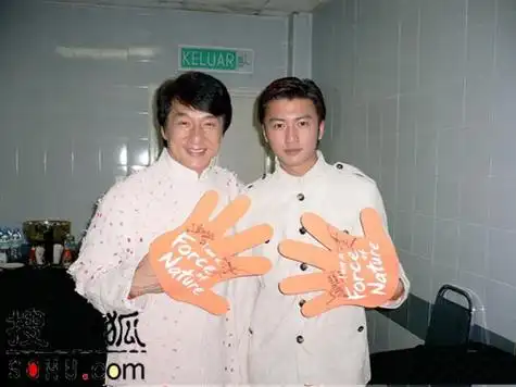 成龙谢霆锋大马赈灾义唱 郑希怡见到偶像乐透