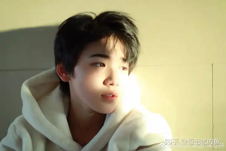 可以给我些宋亚轩壁纸的图吗留白稍微多一点的