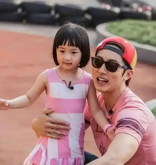 如今吴尊一家四口生活得相当幸福,女儿养得亭亭玉立,儿子可爱,老婆