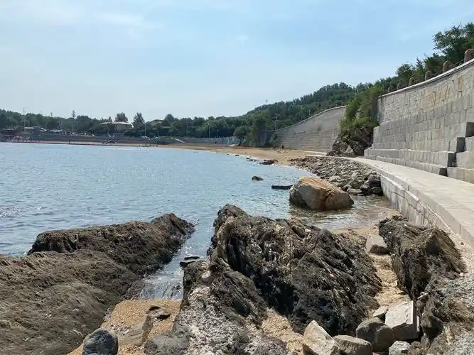 烟台东炮台风景区,还有绚丽的滨海风光,沿海岸漫步,蓝天大海和海鸟相