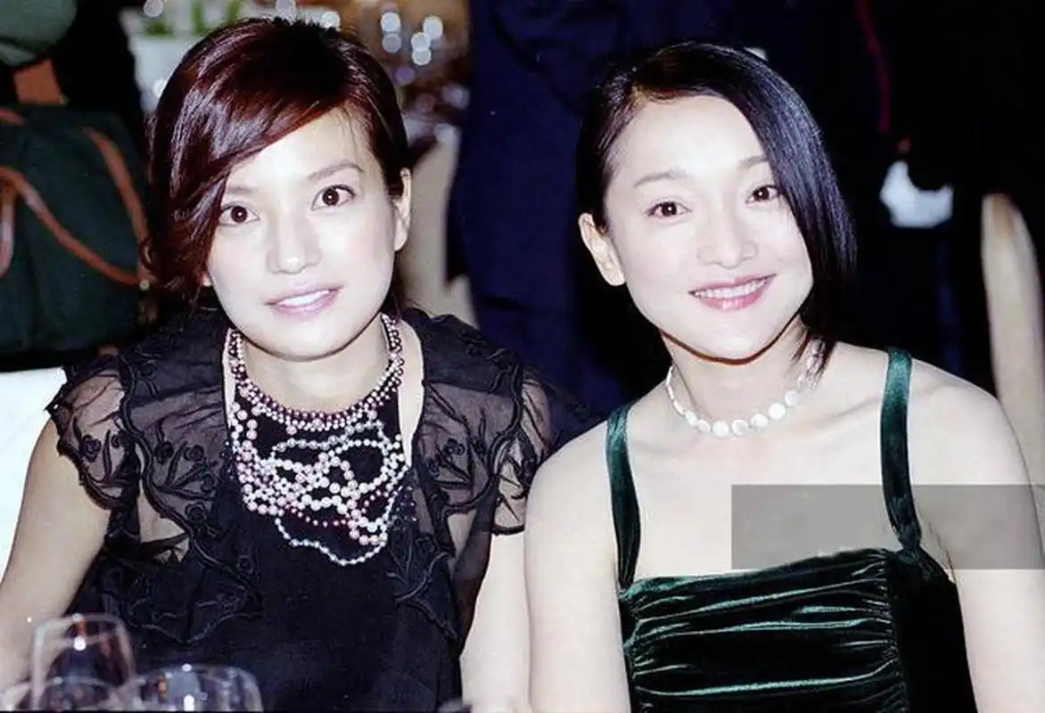 本以为赵薇够惊艳,但同框周迅,终于明白电影脸和电视剧脸的区别