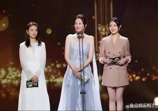 董洁又矮又瘦算不算大美人?看看她和秦岚,李小冉合照就有答案了