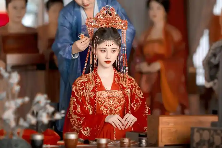 人总是会不止一次被鞠婧祎的红妆嫁衣惊艳到