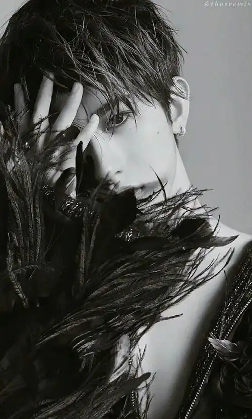 蔡徐坤晒黑白氛围感舞台照