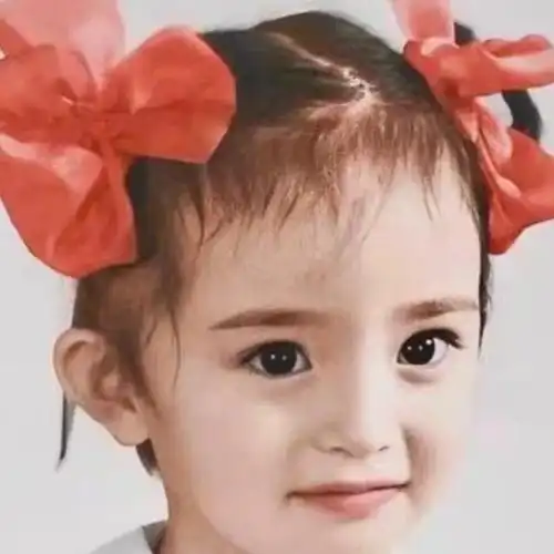 杨幂小时候是一个看起来相当精灵可爱的小姑酿,眼睛滴溜溜的,眉毛浓密