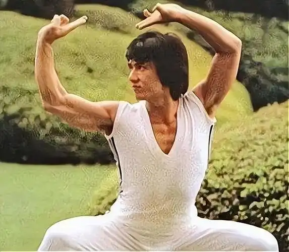 而他的侧脸照片,背部微微弯曲,小肚腩凸出,虽然年近古稀的成龙大哥