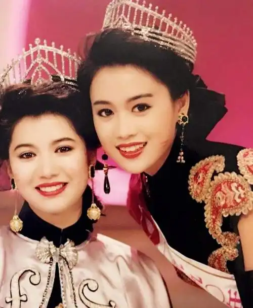 关于这份榜单还要数得上两个曾经被说长得很像的袁咏仪和洪欣,袁咏仪