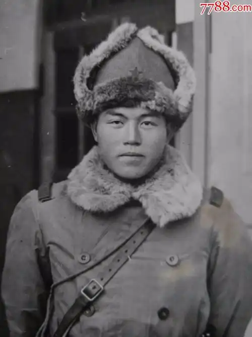 老照片:戴皮帽的子鬼子兵