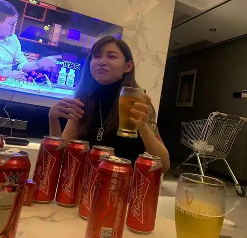 "机车女神"痞幼ktv喝酒照曝光,醉态明显眼迷离,双下巴很抢镜