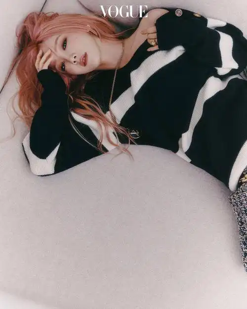 慵懒精致的粉发时尚女王!泰妍最新杂志写真曝光