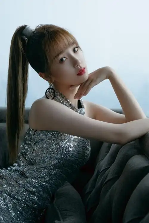 虞书欣银色露肩星光裙