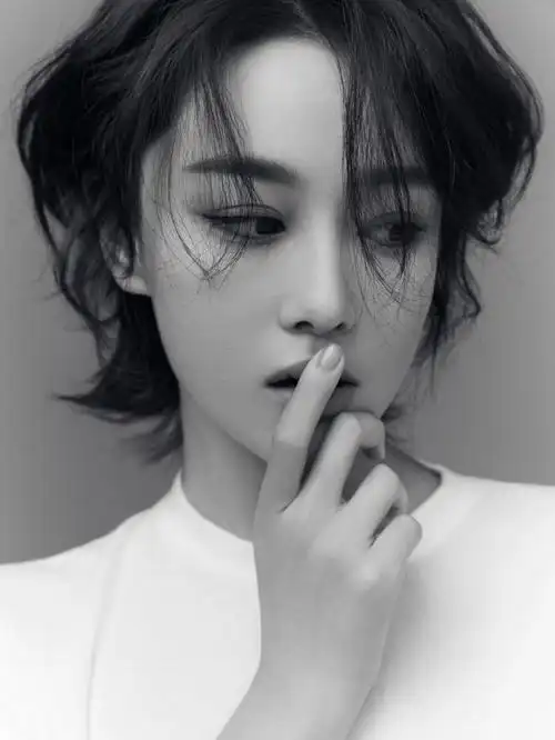 又飒又a张馨予背头短发大片释放焱人魅力