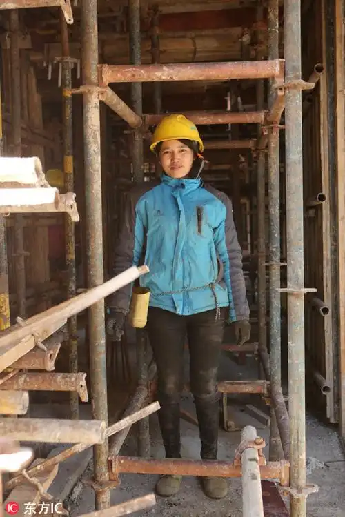 女工在工地上的人数不多,却往往肩挑重任,做的都是精细工.