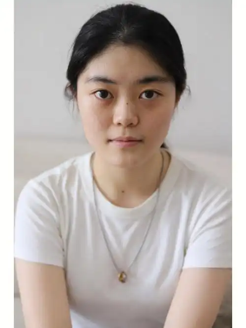 端正,不要纹眉,不要嫁接睫毛,不要头发两节色很明显,能接受素颜出镜