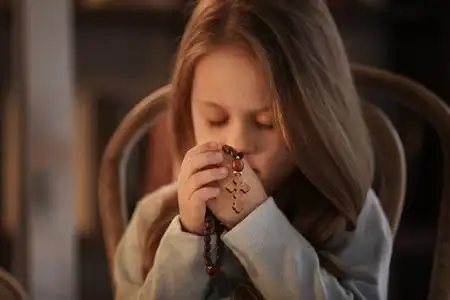 宗教基督徒女孩在室内祈祷照片