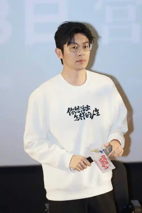 朱亚文出席宫崎骏你想活出怎样的人生首映礼分饰两角被赞音色惊喜