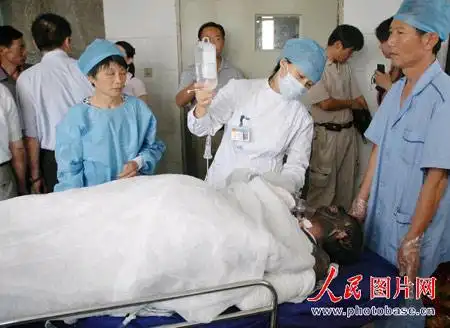 爆炸中受伤的人员全部被送到了医院进行抢救.