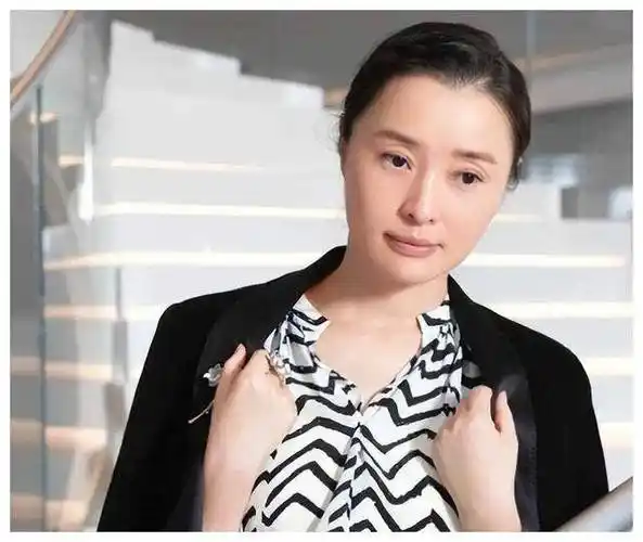 18年后,再看陈建斌现任妻子蒋勤勤,才明白她与吴越谁更"清醒