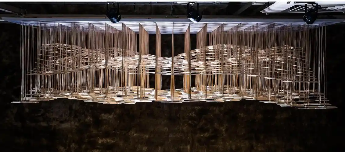 以竹蜻蜓建构的《山海汇》装置艺术作品