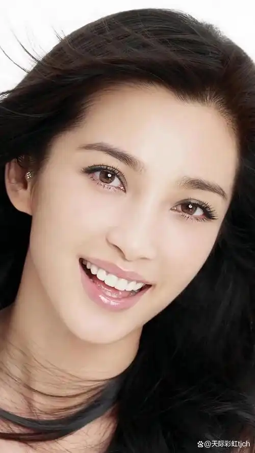 她以自己的实力,才华和良好的品德成为了中国电影界的佼佼者,以身为塔