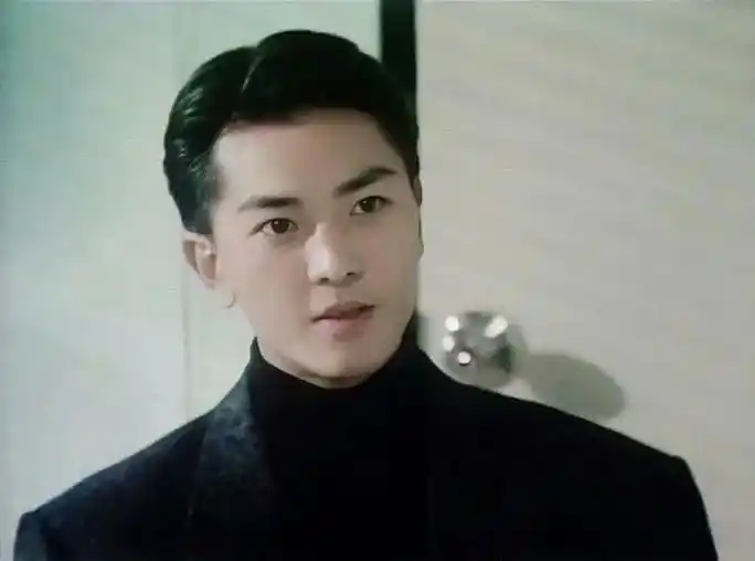 细看之下,郑伊健的眉眼竟有些像年轻时的木村拓哉,适合被少女们收藏进