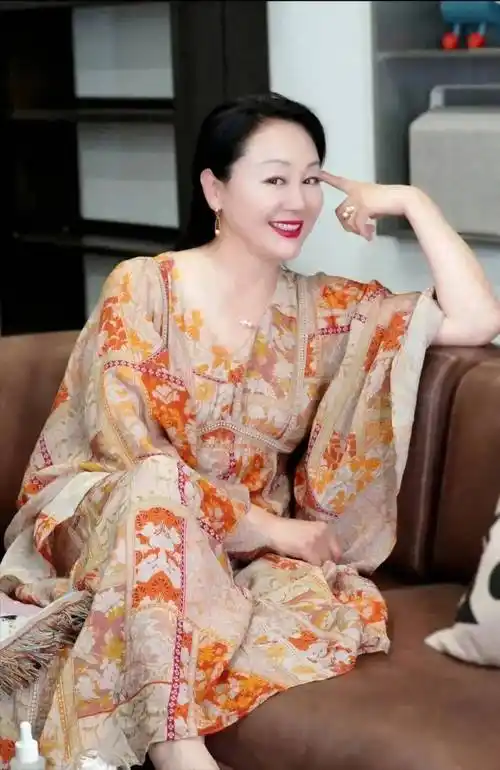 王姬在家穿真丝长裙,身材珠圆玉润很有富家奶奶样,素颜判若两人