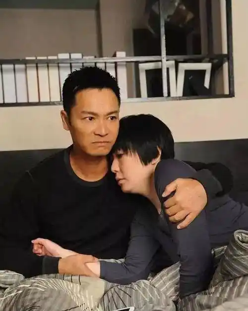 55岁郭晋安,与妻子相恋20年无绯闻,一家四口高颜值惊艳网友_张国荣