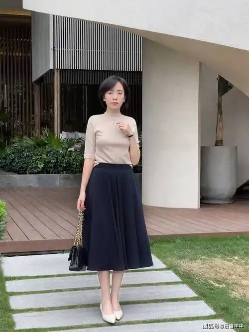 原创三四十岁的女人学会穿半身裙不仅优雅还很高级轻松穿出时尚感